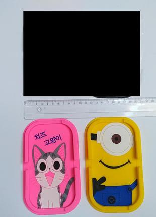 Килимок антиковзний із бортиком на торпеду авто