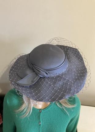 Нарядний капелюх сірого кольору.англія