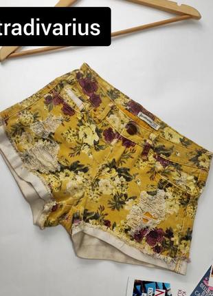 Шорты женские короткие желтого цвета в цветочный принт от бренда stradivarius 32