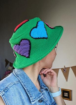 Шляпа вязанная зелёная с сердечками хлопок краше крючок яркая ручной работы