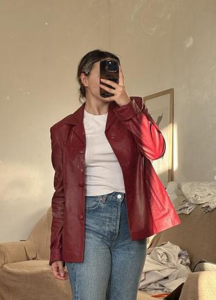 Кожаный жакет красного цвета