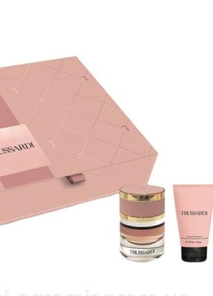 Trussardi набор женский new feminine парфюмерная вода, спрей 30 мл + эмульсия для тела, 30 мл + парфюмерная у