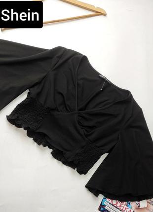 Футболка кроп топ женская черная с рукавами клеш от бренда shein m