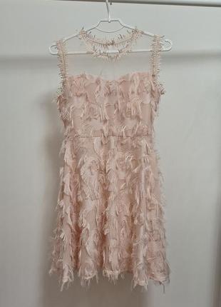 Трендовое перьевое платье розово-пудрового цвета