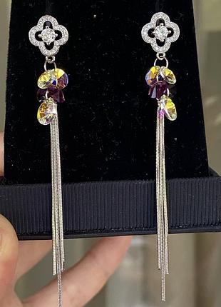 Нові красиві срібні довгі сережки зі вставками з камінців swarovski