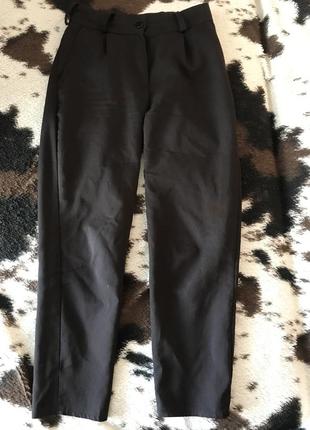 Чорні брюки