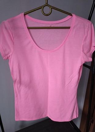 Яскрава рожева футболка