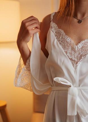 Шовковий халат і нічна з мереживом