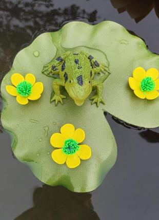 Декор для водойми — жаба на лататті