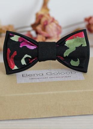 Бабочка чернаяі ′romantik′.