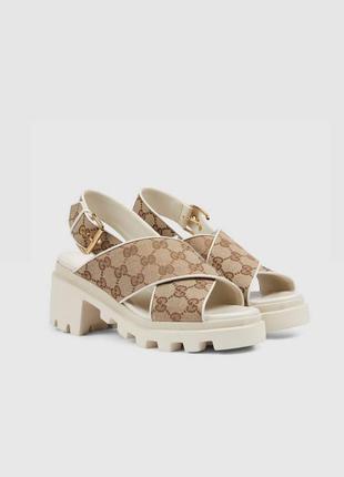 Сандалии белые черные на платформе