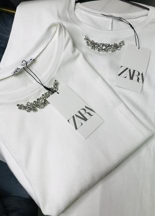 Футболка жіноча біла з яскравими камінцями zara1 фото