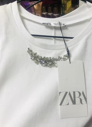 Футболка жіноча біла з яскравими камінцями zara5 фото