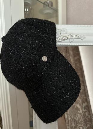 Шикарна чорна кепка з блискучою ниткою