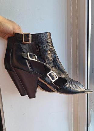 Босоніжки на каблуку 39