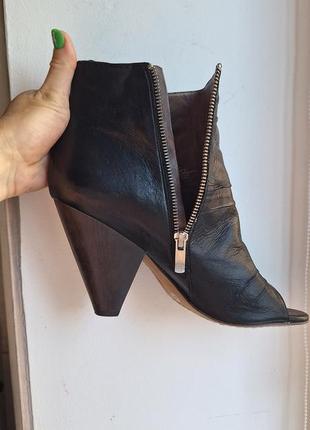 Босоніжки на каблуку 39