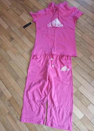 Спортивный костюм фирмы adidas