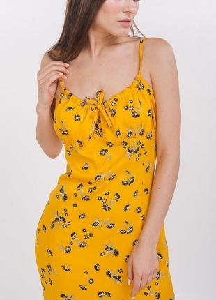 Летнее платье-миди без рукавов желтое с цветочным принтом