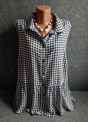 Легка блуза в чорно-білу карту з оборкою з віскози 52-54 розміру