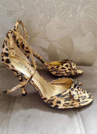 Трендовые босоножки guess