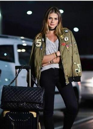 Крутой бомбер зара с нашивками утепленная курточка ветровка хаки от zara