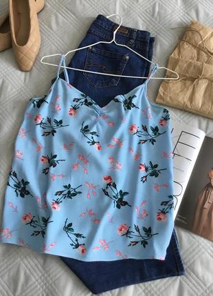 Нежная блуза на тонких бретелях в цветочный принт