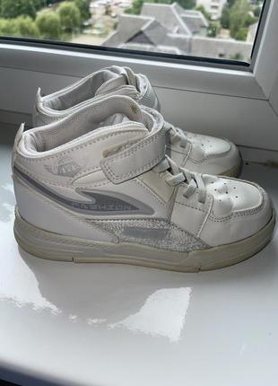 Детские кроссовки