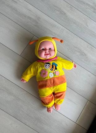 Лялька в костюмі жовтого кольору