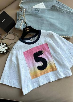 Футболка укорочена в стилі chanel біла