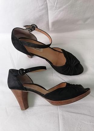 Жіночі шкіряні чорні босоніжки на каблуку