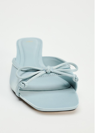 Нежные голубые мюли с бабочкой