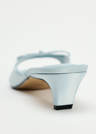 Нежные голубые мюли с бабочкой