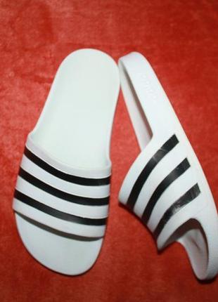 Шльопанці фірми adidas розмір 6 (наш 38-39) по устілці від краю до краю 25 см.