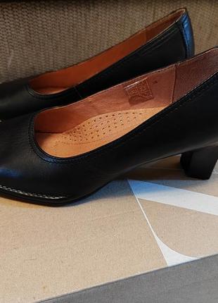 Туфлі шкіряні bata