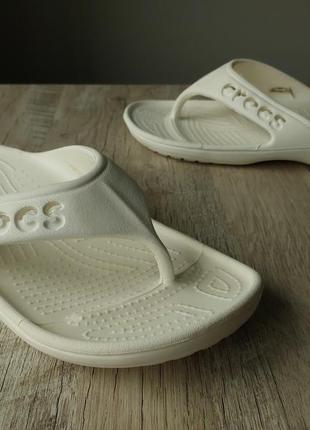 В'єтнамки сандалі crocs crocband flip white sandal3 фото