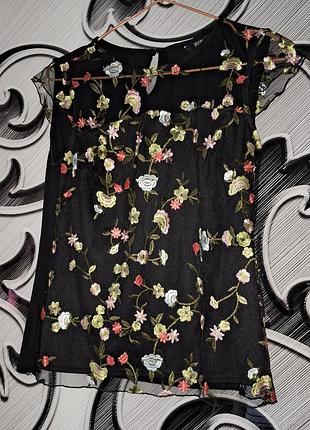 Блузка з вишивкою.