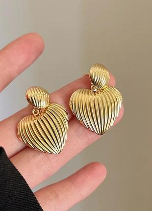 Тренд стильні золотисті жіночі сережки кульчики серьги пусети підвіси серця2 фото