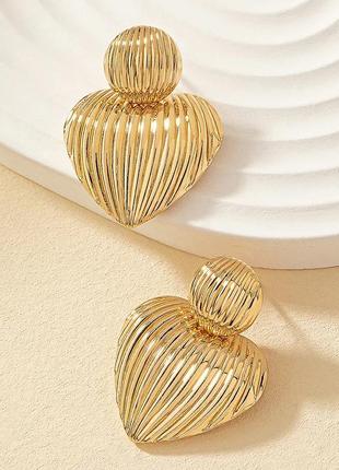 Тренд стильні золотисті жіночі сережки кульчики серьги пусети підвіси серця4 фото