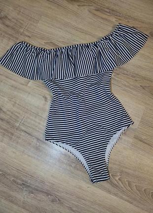 Шикарный слитный купальник с оборкой в полоску от atmosphere