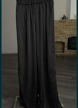 Черные брюки в стразах