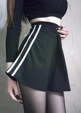 Мини юбка с двумя полосками полосками короткая с резинкой спортивная стиль адидас юбка