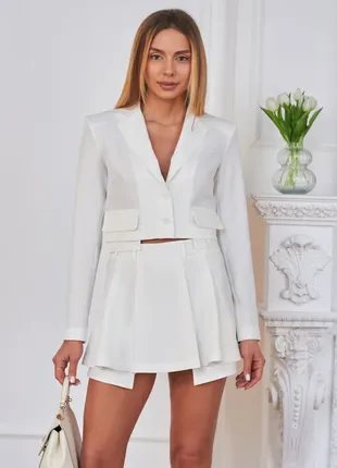 Костюм с юбкой шортами и коротким жакетом
