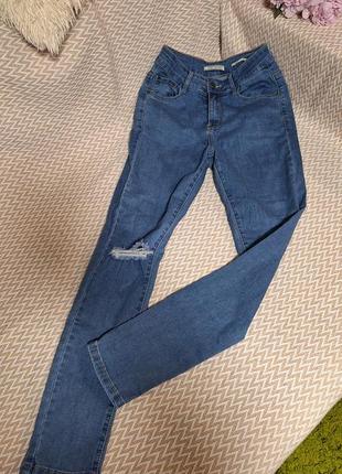 Джинси скіні