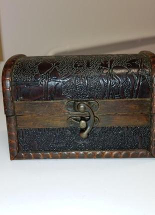 Деревянный ящик (шкатулка)