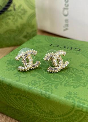 Сережки у стилі chanel