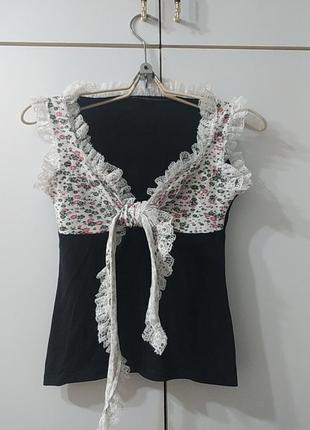 Майка оригинальная черная трикотажная с белым лифом в цветочный принт и кружевом
