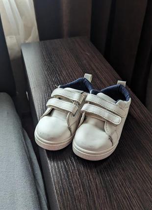 Білі дитячі кросівки на липучках