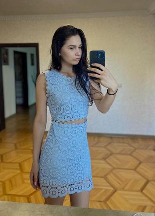 Платье, выглядит как топ и юбка из-за того, что они соединены сеточкой