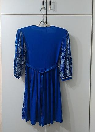 Яскраво синя коротка оригінальна трикотажна сукня/туніка з білим квітковим принтом приталена4 фото
