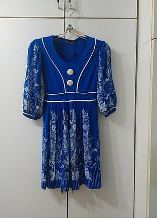 Яскраво синя коротка оригінальна трикотажна сукня/туніка з білим квітковим принтом приталена3 фото